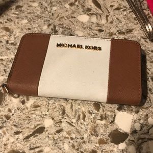 Super Cute Mk Wallet ❤️ Great Used Condition
